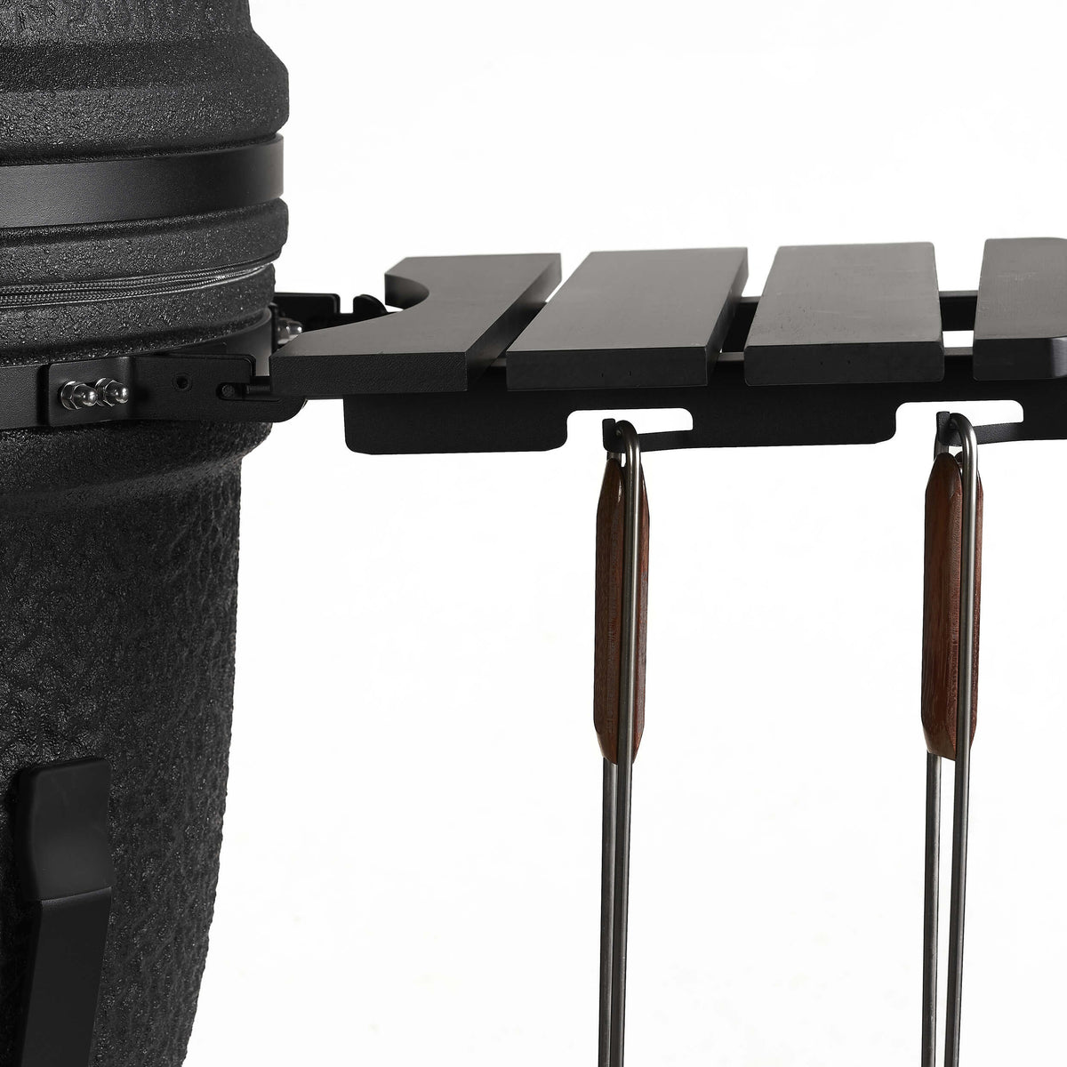 Dettaglio ripiano in legno Kamado Black Medium calasse.comaly aperto con appositi ganci per utensili da barbecue