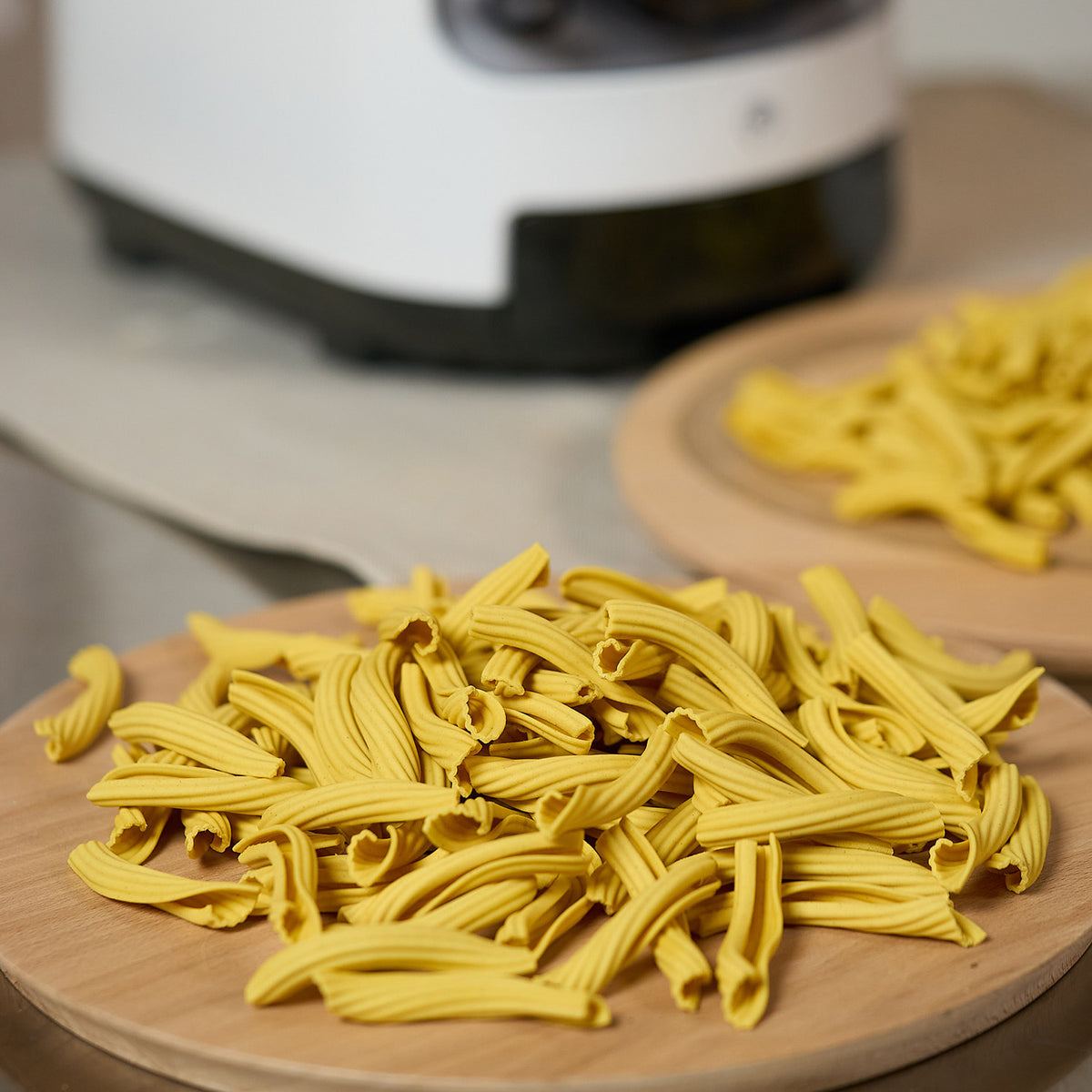 I Torchietti sono una pasta corta tipica del sud Italia, in particolare della Campania, e si distinguono per la loro forma caratteristica a spirale. La loro superficie, leggermente ruvida e rigata, è ideale per trattenere i sughi e condimenti più densi, rendendoli perfetti per piatti ricchi e saporiti. Il nome deriva dalla forma, che ricorda quella di un piccolo torchio, uno strumento tradizionale utilizzato per pressare e modellare.