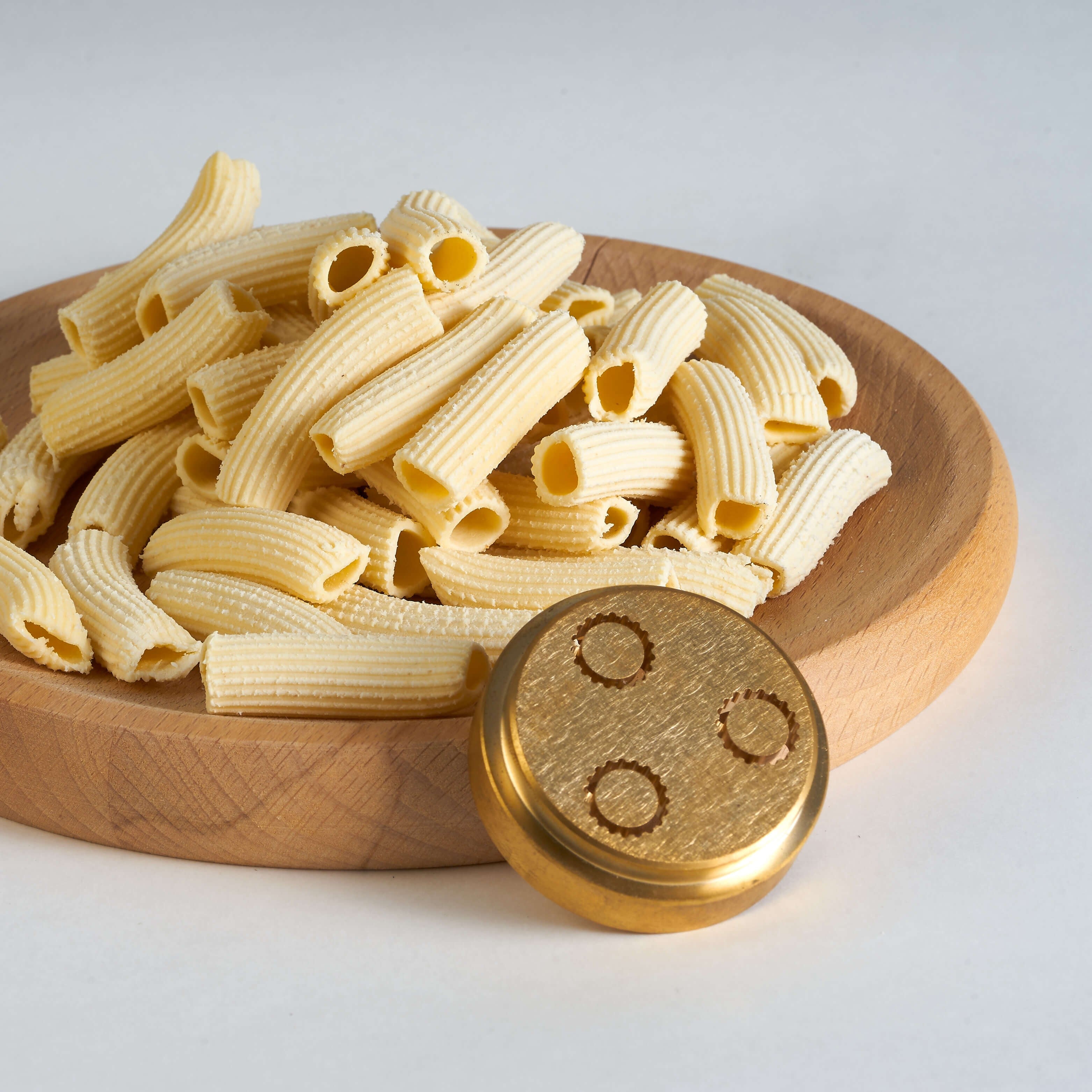 maccheroni trafilati. al bronzo con pastaio calasse.comaly