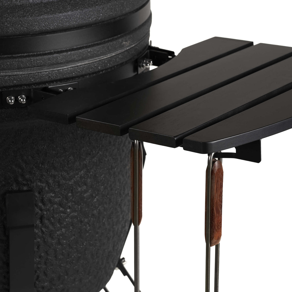 Dettaglio ripiano in legno Kamado Black Medium calasse.comaly aperto con appositi ganci per utensili da barbecue