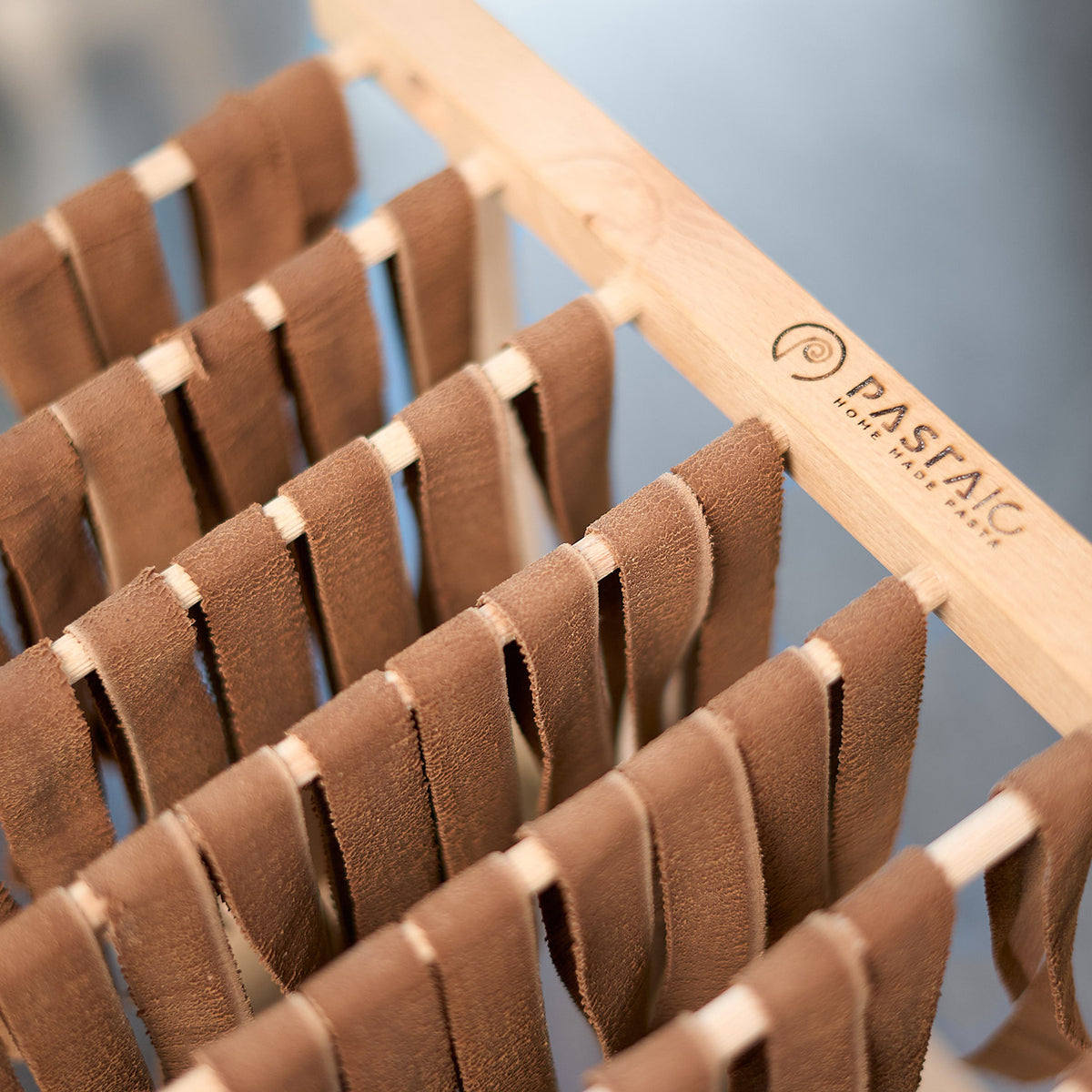 Le pappardelle sono un formato di pasta all'uovo tipico della tradizione toscana, caratterizzate da larghe strisce di pasta di 2 centimetri di larghezza. Grazie alla loro larghezza, sono perfette per trattenere al meglio sughi corposi e ricchi, come il ragù di cinghiale, funghi o carne, ma anche per essere gustate in piatti che necessitano di un abbinamento robusto, come sughi al tartufo o preparazioni a base di verdure.
